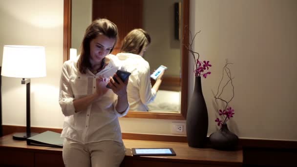 Vrouw met smartphone bij nacht — Stockvideo