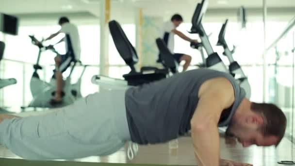 Hombre haciendo ejercicio en el gimnasio — Vídeos de Stock