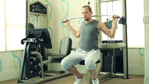 Spor salonunda egzersiz yapan adam. — Stok video