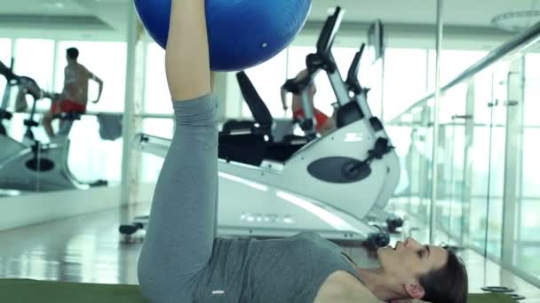 Mujer haciendo ejercicio con pelota de fitness — Vídeos de Stock