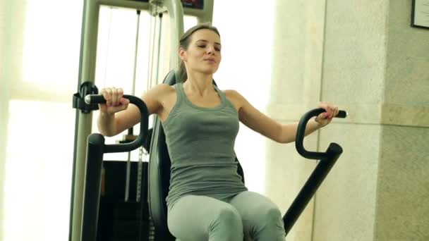 Mujer haciendo ejercicio en el remo — Vídeos de Stock