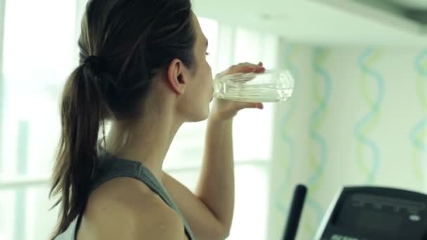 Vrouw die water drinkt na de training — Stockvideo