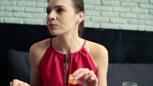 Vrouw eten fruit en drinken van SAP — Stockvideo