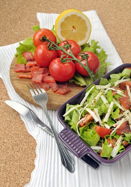 füme somon salata sebze ile