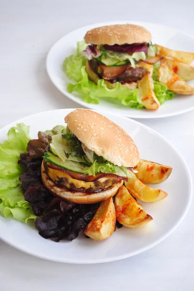 Burger mit Rinderschnitzel, Salat und Ofenkartoffeln — Stockfoto