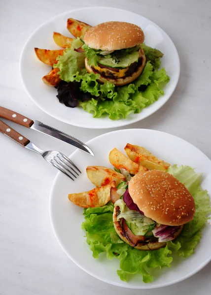 Burger mit Rinderschnitzel, Salat und Ofenkartoffeln — Stockfoto