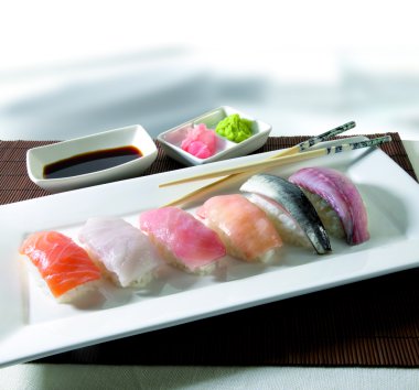 suşi yemek çubukları ile