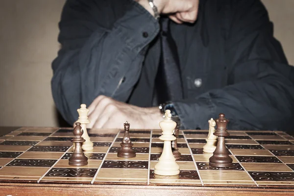 Lógicas de desenvolvimento aprender a jogar xadrez a jogada ruim anula as  boas lição de xadrez conceito de estratégia jogar xadrez passatempo  intelectual figuras no tabuleiro de xadrez de madeira pensando no