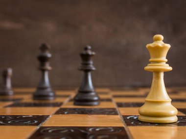 Satranç tahtasında fotoğraflanmış.