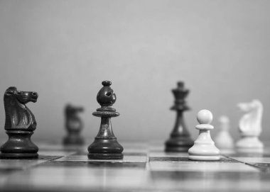 Satranç tahtasında fotoğraflanmış.