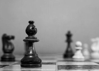 Satranç tahtasında fotoğraflanmış.