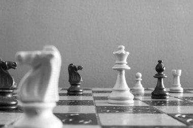 Satranç tahtasında fotoğraflanmış.