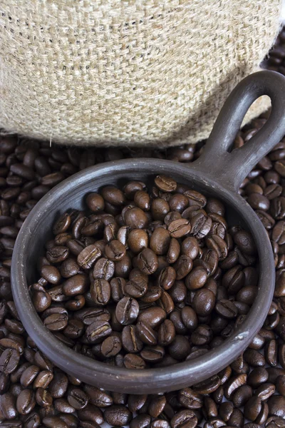 Koffie bonen in een klei pot iii — Stockfoto