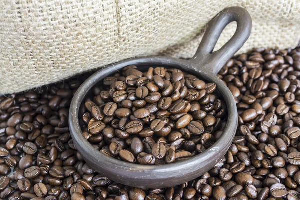 Koffie bonen in een klei pot ii — Stockfoto