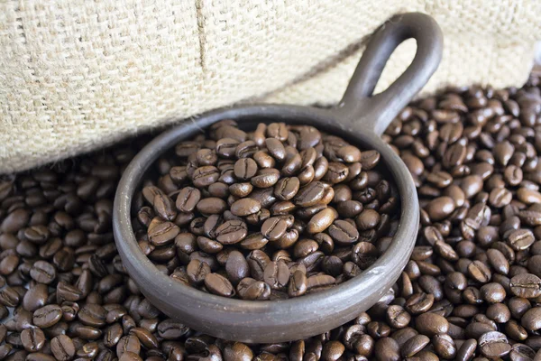 Granos de café en una olla de arcilla V — Foto de Stock