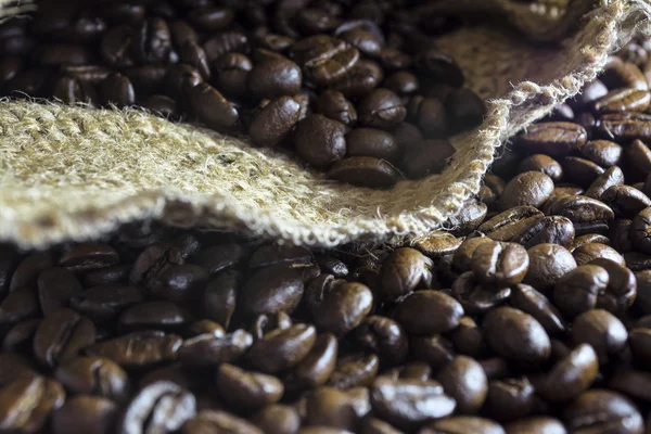 Café frijoles dentro de su bolsa de yute — Foto de Stock