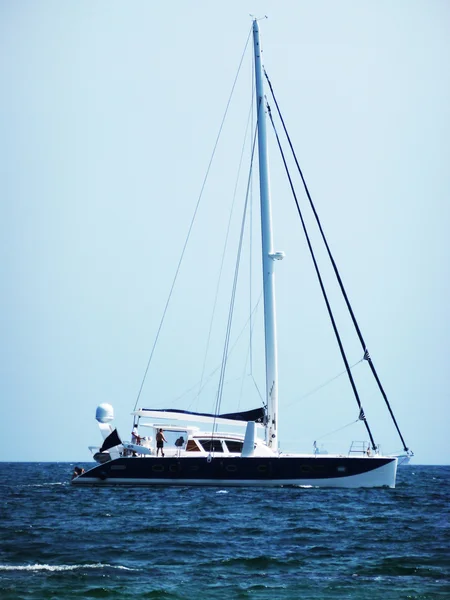 Yacht on the waves — Stock Photo, Image