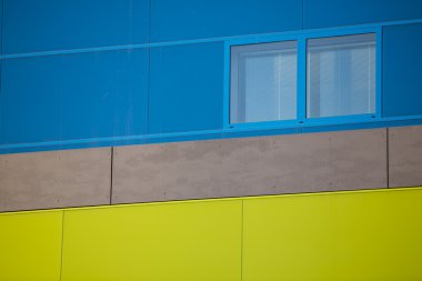 Modern ofis binaları. renkli binaları endüstriyel bir yerde. windows mavi ve sarı.