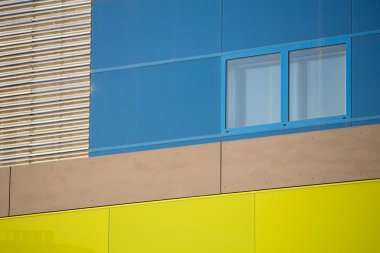 Modern ofis binaları. renkli binaları endüstriyel bir yerde. windows mavi ve sarı.