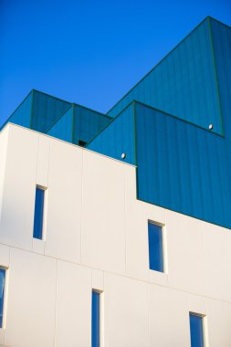 moderna kontorsbyggnader. färgglada byggnader på en industriell plats. vertikala formatModern ofis binaları. renkli binaları endüstriyel bir yerde. Dikey biçim.
