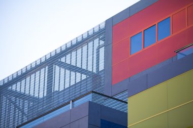Modern ofis binaları. endüstriyel bir yerde renkli binalar.
