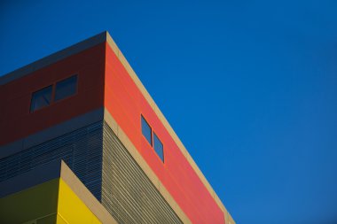 Modern ofis binaları whit windows kırmızı ve sarı. Endüstriyel yer whit gök mavisi renkli binalar.