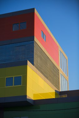 Modern ofis binaları whit windows kırmızı ve sarı. Endüstriyel yer whit gök mavisi renkli binalar.