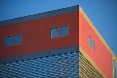 Modern ofis binaları whit windows kırmızı ve sarı. Endüstriyel yer whit gök mavisi renkli binalar.