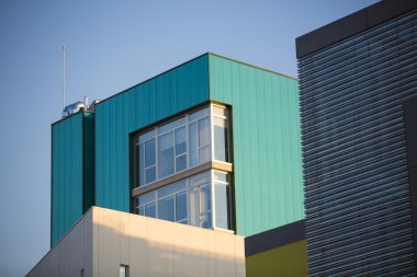 Modern ofis binaları. Endüstriyel yer whit gök mavisi renkli binalar.