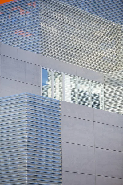 आधुनिक कॉर्पोरेट वास्तुकला के साथ कार्यालय भवन व्यापार और सफलता अवधारणा, नीला आकाश, खिड़कियां — स्टॉक फ़ोटो, इमेज