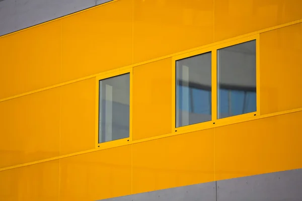 อาคารสํานักงานสมัยใหม่ อาคารที่มีสีสันในสถานที่อุตสาหกรรม หน้าต่างสีส้ม . — ภาพถ่ายสต็อก