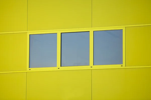 Nykyaikaiset toimistorakennukset. Värikkäitä rakennuksia teollisuusalueella. Sininen ja keltainen ikkunat . — kuvapankkivalokuva