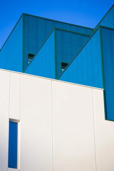 现代化的办公大楼。多彩的建筑物，在一个工业的地方。垂直格式. — 图库照片