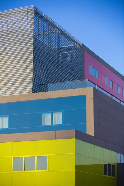 Edificios de oficinas modernos. Edificios coloridos en un lugar industrial . — Foto de Stock