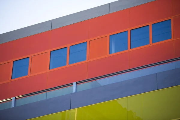 आधुनिक कार्यालय भवनों। औद्योगिक स्थान पर रंगीन इमारतें। लाल खिड़कियां . — स्टॉक फ़ोटो, इमेज