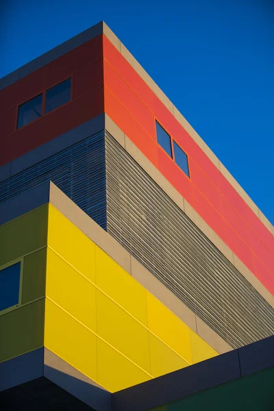 Modern office buildings whit red and yellow windows. Colorful buildings in a industrial place whit sky blue. — Stock Photo, Image