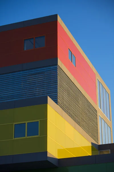 Les immeubles de bureaux modernes blanchissent les fenêtres rouges et jaunes. Bâtiments colorés dans un lieu industriel bleu ciel . — Photo