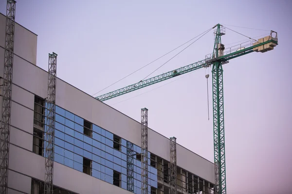 Cantiere con gru con cielo viola al tramonto . — Foto Stock