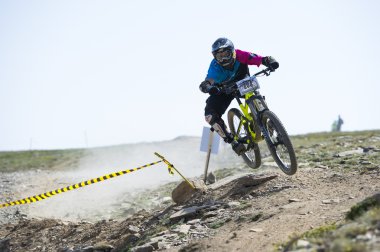 Granada, İspanya - 30 Haziran: Rekabet yokuş aşağı dağ bisikleti 