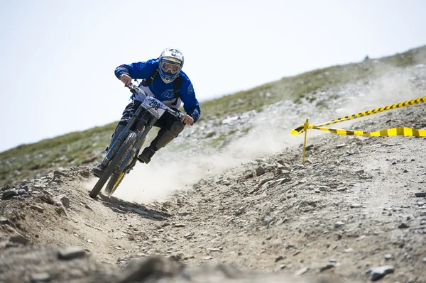 Granada, İspanya - 30 Haziran: Rekabet yokuş aşağı dağ bisikleti "Boğa Bisiklet Kupası Dh 2013, Sierra Nevada" üzerinde 30 Haziran 2013 Granada, İspanya bilinmeyen yarışçı — Stok fotoğraf