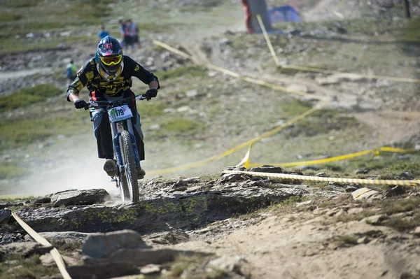 GRANADA, SPAIN - JUNE 30: Unknown racer on the competition of the mountain downhill bike "Bull bikes Cup DH 2013, Sierra Nevada " on June 30, 2013 in Granada, Spain — Stock Photo, Image