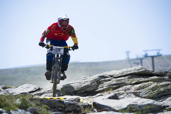 GRANADA, ESPANHA - JUNHO 30: Piloto desconhecido na competição da bicicleta de montanha "Bull bikes Cup DH 2013, Sierra Nevada" em 30 de junho de 2013 em Granada, Espanha — Fotografia de Stock