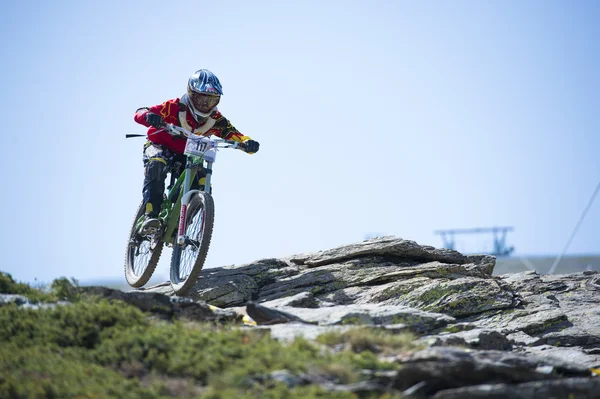 GRANADA, ESPAGNE - 30 JUIN : Coureur inconnu sur la compétition du vélo de descente de montagne "Bull Bikes Cup DH 2013, Sierra Nevada" le 30 juin 2013 à Grenade, Espagne — Photo