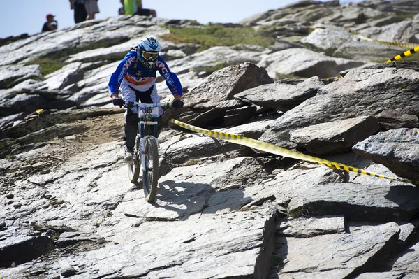 GRANADA, SPAIN - JUNE 30: Unknown racer on the competition of the mountain downhill bike "Bull bikes Cup DH 2013, Sierra Nevada " on June 30, 2013 in Granada, Spain — Stock Photo, Image