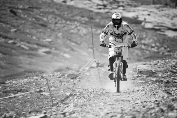 GRANADA, ESPAÑA - 30 DE JUNIO: Corredor desconocido en la competición de la mountain downhill bike "Bull bikes Cup DH 2013, Sierra Nevada" el 30 de junio de 2013 en Granada, España — Foto de Stock