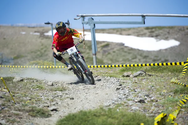 GRANADA, SPAIN - JUNE 30: Unknown racer on the competition of the mountain downhill bike "Bull bikes Cup DH 2013, Sierra Nevada " on June 30, 2013 in Granada, Spain — Stock Photo, Image