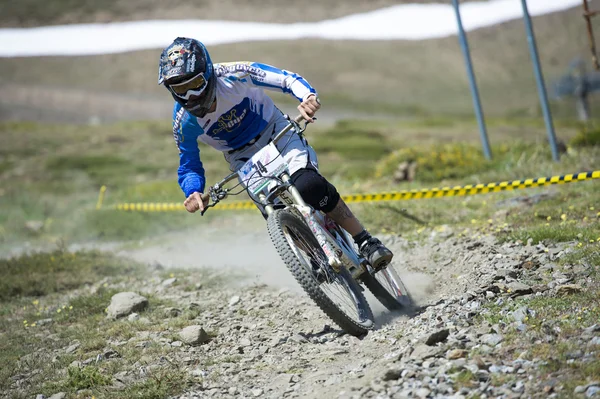 GRANADA, ESPANHA - JUNHO 30: Piloto desconhecido na competição da bicicleta de montanha "Bull bikes Cup DH 2013, Sierra Nevada" em 30 de junho de 2013 em Granada, Espanha — Fotografia de Stock