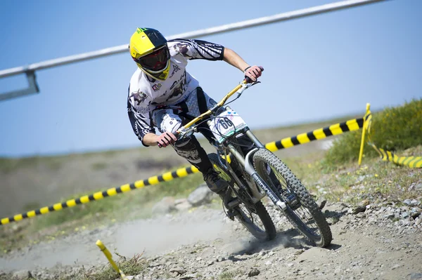 GRANADA, SPAIN - JUNE 30: Unknown racer on the competition of the mountain downhill bike "Bull bikes Cup DH 2013, Sierra Nevada " on June 30, 2013 in Granada, Spain — Stock Photo, Image