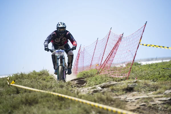 Granada, spanien - 30. juni: unbekannter rennfahrer beim bergabfahrtsrennen "bull bikes cup dh 2013, sierra nevada" am 30. juni 2013 in granada, spanien — Stockfoto