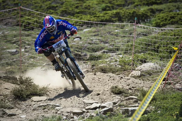 Granada, spanien - 30. juni: unbekannter rennfahrer beim bergabfahrtsrennen "bull bikes cup dh 2013, sierra nevada" am 30. juni 2013 in granada, spanien — Stockfoto